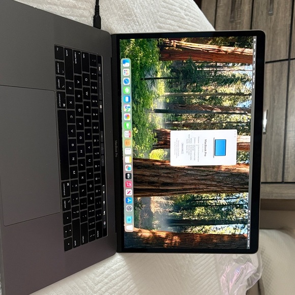 Apple MacBook Pro in Sleek Gray, Intel Core I7 - Picture 1 of 4